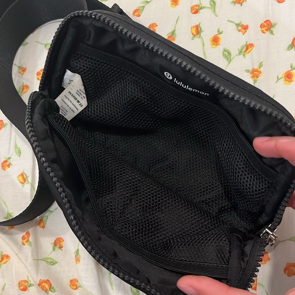 lululemon pouch. - Picture 6 of 7
